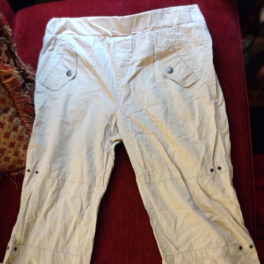 NEW Two Hearts Maternity Capris, size medium